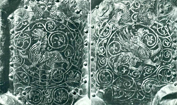 Часть суздальских ворот с львом и грифоном (вверху них симарглы)