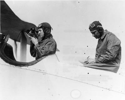 6 мая 1926 года Ричард Бэрд (слева) со своим пилотом Флойдом Беннеттом на трехмоторном самолете Fokker F.VIIa-3m пролетели над Шпицбергеном и направились к Северному полюсу. Перед стартом полета к Северному полюсу.