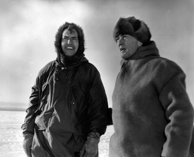 Д-р Пол Сипл, высокопоставленный представитель военного ведомства на операции ««Высокий прыжок» (справа) и контр-адмирал Ричард Бэрд. Доктор Сипл сопровождал адмирала Бэрда во всех его экспедициях в Антарктику в 1946-1947 годах.