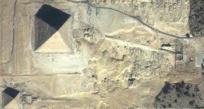 Рис. 4. Пирамиды Гизы: пирамида Хефрена и аллея к Большому Сфинксу (снимок из космоса)