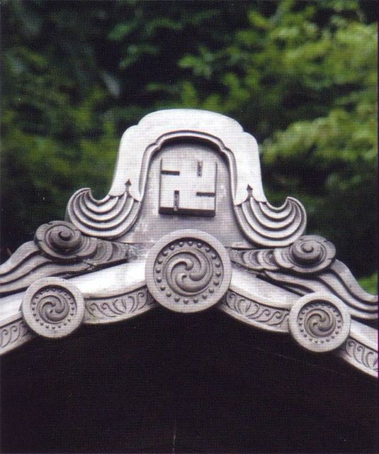 Изображение трискелиона и свастики на фасаде синтоисткого храма Японииама