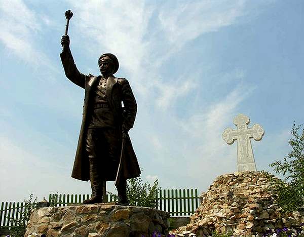 Памятник генералу Краснову в станице Еланской Ростовской области. 2010 год