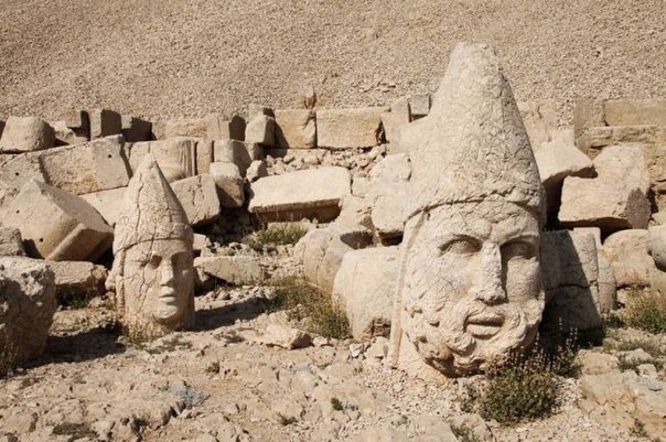 Руины святилища Коммагена на горе Немрут в Турции
