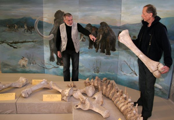  Мы с писателем Сергеем Алексеевым («Сокровища Валькирии») в Костёнках. У меня в руках кость мамонта.