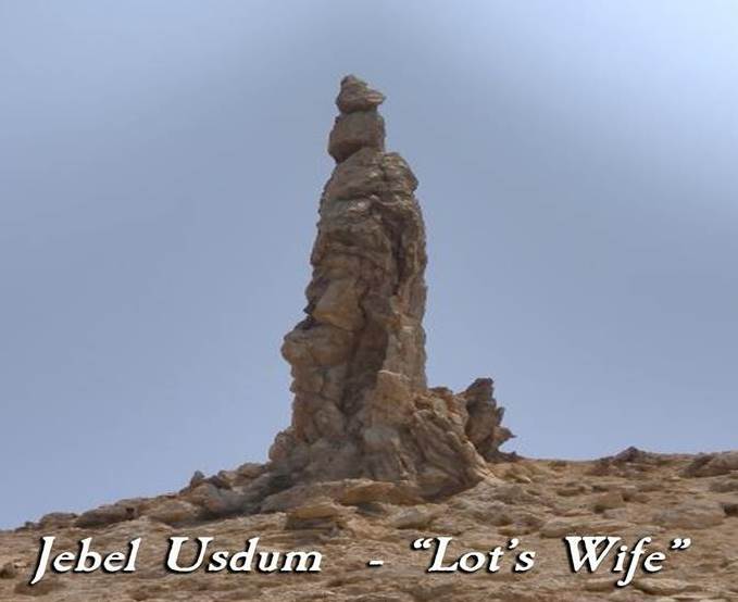 Это соляной столб на берегу Мертвого моря носит название «Жена Лота»