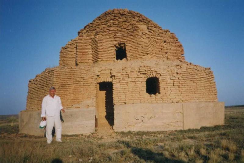 В Казахстане есть мавзолей, где покоился трехметровый воин