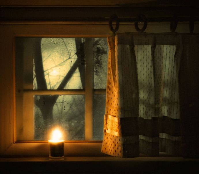 Свеча на окне – знак для духов Предков в Велесову ночь